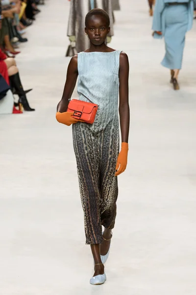 Look 16